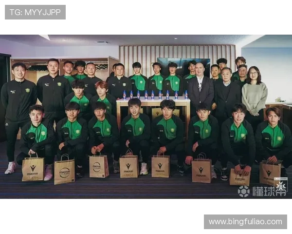 阎相闯抵达欧塞尔俱乐部 深入青训中心交流与学习 阎相闯抵达欧塞尔俱乐部 深入青训中心交流与学习