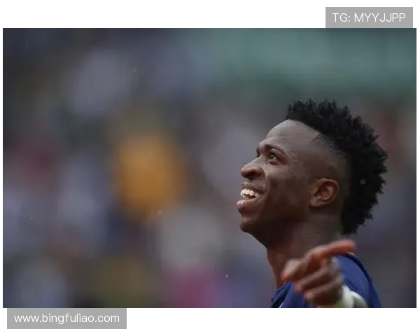 姆巴佩与维尼修斯合影庆祝友谊永存：携手并肩，无惧未来挑战