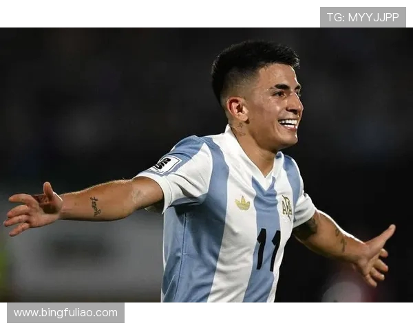 阿根廷26年世界杯客场球衣曝光黑色回归融合花朵纹理设计引热议